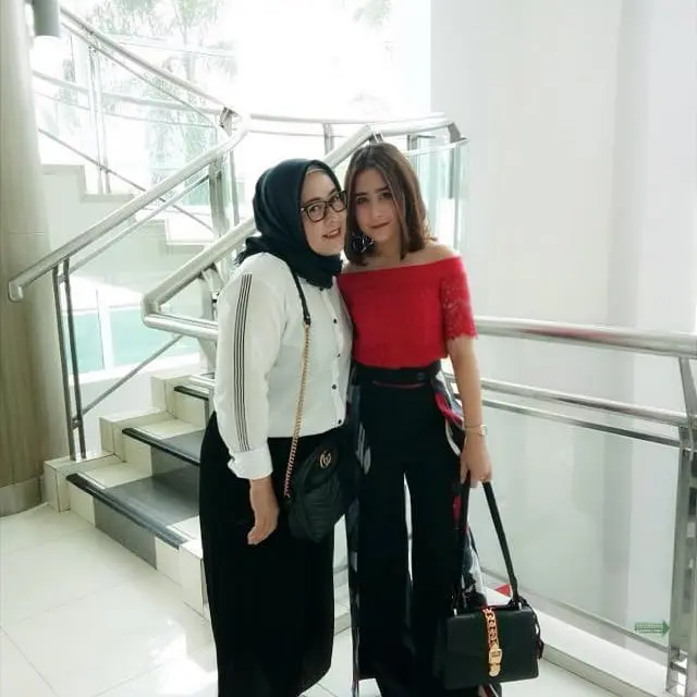 7 Potret Prilly Latuconsina dan Sang Ibunda, Kompak Banget