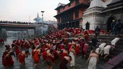 Festival Swasthani dirayakan oleh umat Hindu di Nepal sebagai penghormatan kepada Dewa Madhavnarayan dan Dewi Swasthani, Selasa (20/1/2015). (AFP Photo/Prakash Mathema)