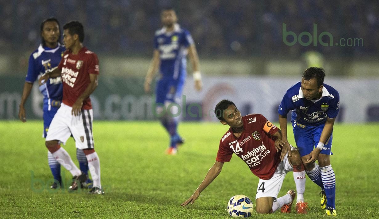 Pemain Persib, Rachmad Hidayat (kanan), berebut bola dengan pemain Bali United, Fadil Sausu, dalam laga persahabatan di Stadion Siliwangi, Bandung, Sabtu (13/2/2016). (Bola.com/Vitalis Yogi Trisna) 