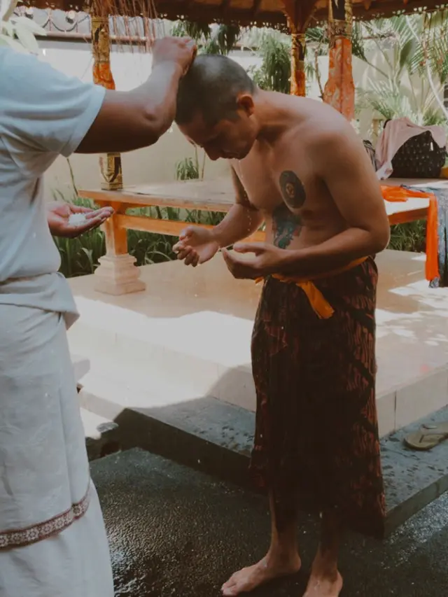 6 Momen Westny DJ dan Suami Jalani Upacara Melukat, Ritual Pembersihan Diri
