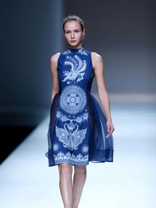 Seorang model berjalan di atas catwalk mengenakan busana kreasi Fei Gallery & Boutique Collection rancangan desainer Xuefei Sun saat China Fashion Week di Beijing, Tiongkok (30/10). Busana yang dikenakan seperti motif Batik Lasem Cina. (AFP/STR)