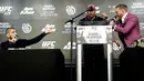 Petarung MMA Conor McGregor dan Khabib Nurmagomedov saling beradu mulut saat konferensi pers jelang pertarungannya di New York, AS (20/9). Pertarungan ini sebagai salah satu duel terbesar dalam sejarah seni bela diri campuran. (AP Photo/Seth Wenig)