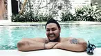 Ivan Gunawan, seleb Tanah Air yang terkenal dengan image humoris. Ivan selalu bisa mengundang gelak tawa dengan guyonannya. Kini Ivan sibuk menjadi presenter di progam televisi swasta. Untuk melepas rasa penat, biasanya Ivan menghabiskan waktu dengan berenang. (Liputan6.com/IG/@ivan_gunawan)
