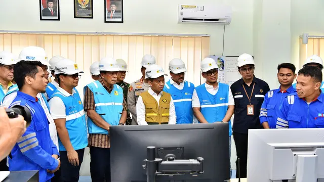 Menteri Energi dan Sumber Daya Mineral (ESDM) Bahlil Lahadalia meninjau SPBU Pertamina, PLTMG Baubau, dan fuel terminal BBM Baubau, Sulawesi Tenggara. (Foto: Istimewa).