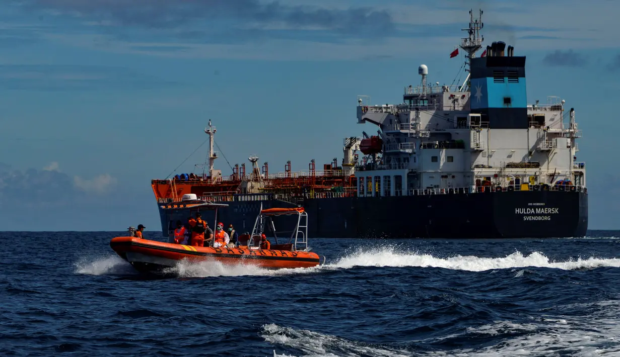 Perahu Basarnas (kiri) kembali ke kapal mereka setelah mengevakuasi awak kapal Rusia Alexander Melnik dari kapal tanker Denmark Hulda Maersk di laut lepas pantai Aceh, Selasa (27/4/2021). Kini Alexander sudah dibawa ke RSU Zainoel Abidin untuk tindakan medis lebih lanjut. (CHAIDEER MAHYUDDIN/AFP)