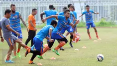 Pemain PBFC berlari berebut bola saat latihan terbuka di lapangan atletik Stadion Pakansari, Kab Bogor, Jumat (10/3). PBFC akan melakoni laga final Piala Presiden 2017 melawan Arema FC pada Minggu (12/3). (Liputan6.com/Helmi Fithriansyah)