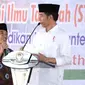 Aksi santri Pondok Pesantren Buntet, Cirebon, Jawa Barat di depan Jokowi, Kamis (13/4/2017). (Biro Setpres)