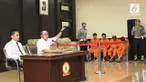 Polisi masih mengembangkan pemeriksaan 4 tersangka kurir 1,6 ton sabu yang ternyata masih satu keluarga. Polri masih mencari bandar besar yang memasok sabu tersebut ke Indonesia