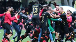 Para pemain Benevento melakukan selebrasi usai kiper Alberto Brignoli mencetak gol ke gawang AC Milan pada menit-menit akhir pertandingan saat bertanding pada lanjutan Liga Serie A Italia di Italia (3/12). (AFP Photo/Carlo Hermann)