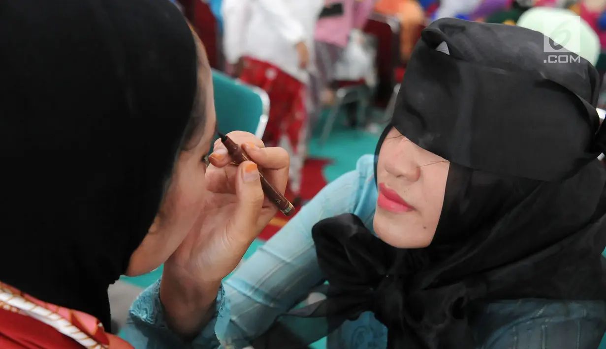 Aksi para peserta saat merias wajah dengan mata tertutup di Kantor Balai Kota Tangerang Selatan, Banten, Jumat (27/4). Perlombaan ini dalam rangka memperingati Hari Kartini. (Merdeka.com/Arie Basuki)