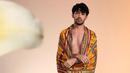 Dan yang paling disorot adalah aktor ternama Reza Rahadian. Di pemotretan ini, ia hanya tampil dengan selembar sarung dari kain Tenun Nunkolo. (Foto: Instagram/@officialpilarez).