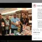 Aksi sekelompok orang menyisir buku diduga berbau komunis di Kota Makassar, Sulsel viral di media sosial. (Istimewa)