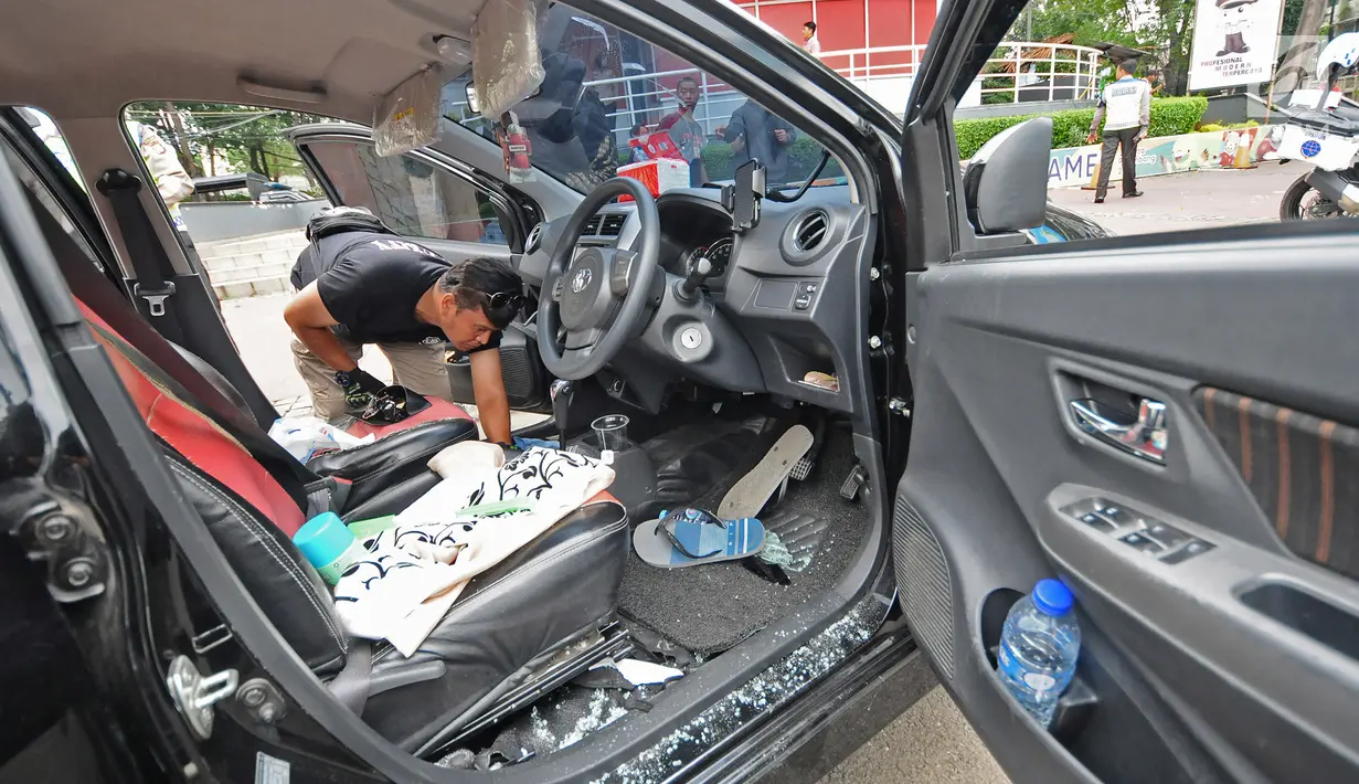 Petugas kepolisian mengecek mobil yang dibawa warga negara asing (WNA) usai melawan arus dan menabrak petugas Polisi Militer (PM) yang sedang bertugas di kawasan Dukuh Atas, saat di amankan di pospol Bundaran HI, Jakarta, Rabu (15/5/2019). (Liputan6.com/Herman Zakharia)
