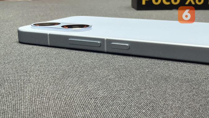 Tombol power dan volume di sisi kanan bodi Poco X8 Pro Max. (Liputan6.com/ Yuslianson)