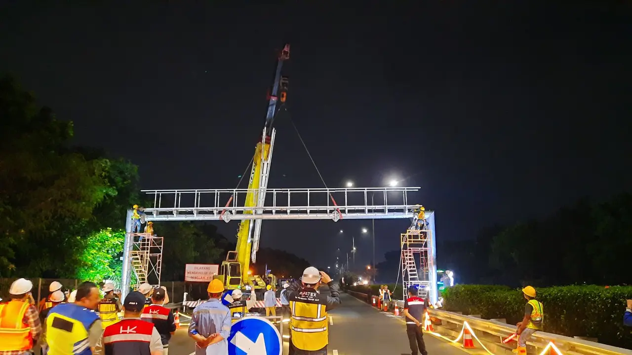 PT Hutama Karya (Persero) telah melakukan pemasangan tiang sensor pembayaran tol nirsentuh (gantry) di ruas Tol JORR Seksi S (JORR-S) Km 33+650