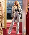 Komedian dan aktris Nikki Glaser dipercaya menjadi host untuk Golden Globes 2025. Sebagai host, Nikki Glaser tampil totalitas dengan 10 gaun sekaligus. Seperti apa potretnya? [@prabalgurung @off___white @rebecavallance]