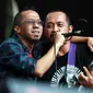 Yuki dan Bengbeng menikmati suasana panggung di sore itu. Tak lupa, Pas Band membawakan lagu 'Aing Pendukung Persib' yang dipersembahkan untuk klub sepakbola asal Bandung tersebut. (Deki Prayoga/Bintang.com)