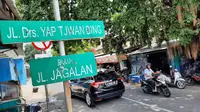 Nama tokoh keturunan Tionghoa yang menjadi anggota BPUPKi, Yap Tjwan Bing diabadikan menjada nama salah satu jalan di Kota Solo.(Liputan6.com/Fajar Abrori)
