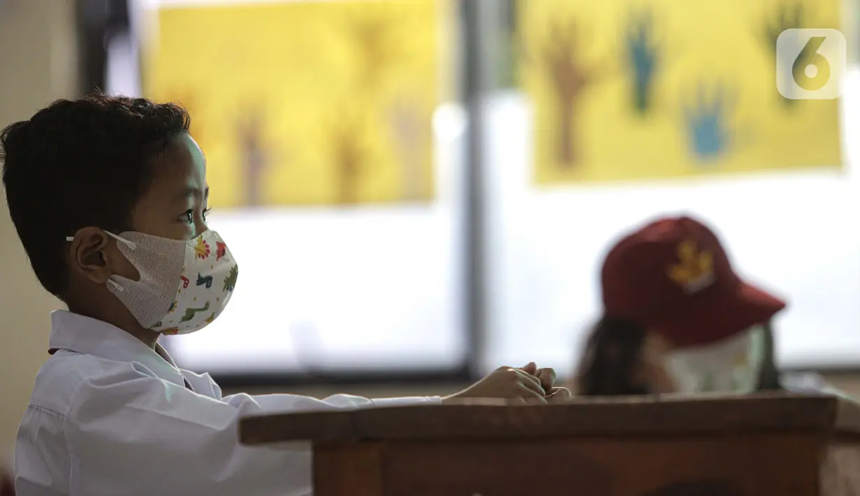 Siswa mengikuti uji coba pembelajaran tatap muka (PTM) perdana di SD Negeri 14 Pondok Labu, Jakarta, Senin (30/8/2021).Pemprov DKI melalui Dinas Pendidikan Provinsi DKI Jakarta memberlakukan sekolah tatap muka terbatas tahap 1 sebanyak 610 sekolah. (Liputan6.com/Faizal Fanani)