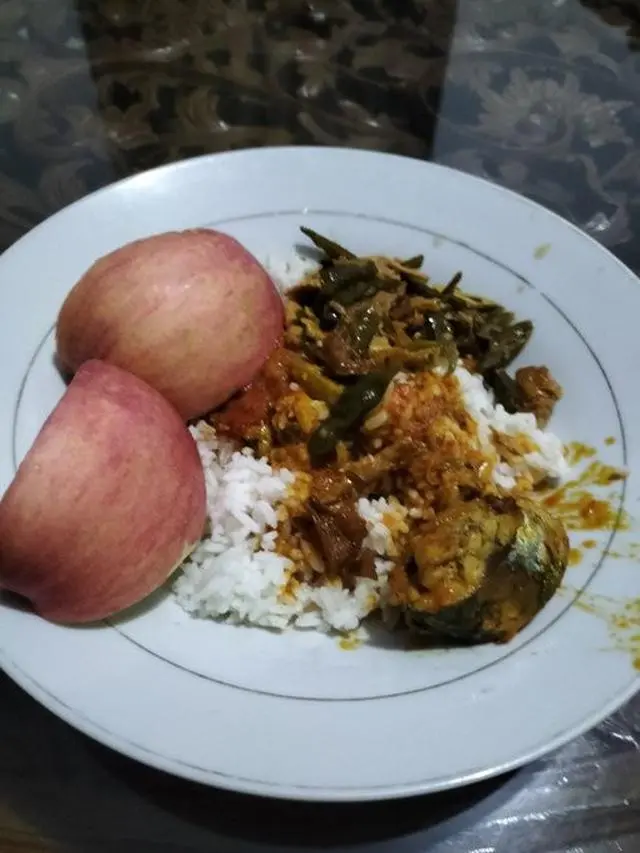 7 Potret Makan Nasi Pakai Lauk Buah ala Netizen Ini Bikin Heran