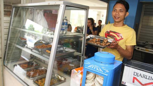 [Bintang] Mencicipi Hidangan Lezat Khas Manado di Resto Milik Norman Kamaru