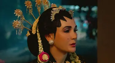 Suzzanna Malam Jumat Kliwon sudah tayang di bioskop. Karakter Suzzanna kembali diperankan oleh Luna Maya. Luna Maya saat tampil sebagai karakter Suzzanna curi perhatian termasuk saat berdandan bak pengantin Jawa. (LIputan6.com/IG/lunamaya)