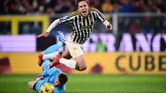 Kiper Genoa #01 Josep Martinez berbenturan dengan penyerang Juventus #07 Federico Chiesa pada laga pekan ke-16 Serie A di Stadio Comunale Luigi Ferraris, Genova, Sabtu (16/12/2023) dini hari WIB. (Marco BERTORELLO / AFP)