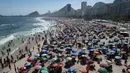 Sejumlah pantai di Brasil dipadati warga dan wisatawan untuk menyejukkan diri, di antaranya pantai Ipanema dan Copacabana. (Pablo PORCIUNCULA/AFP)