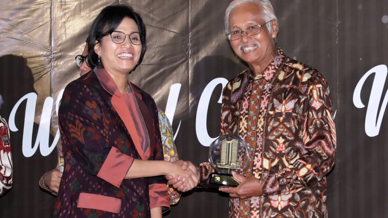 Menkeu Sri Mulyani dan Direktur Keuangan PLN Sarwono Sudarto. Dok PLN