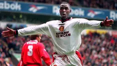 Musim 2022/2023 Fulham kembali akan bermain di Premier League usai menjuarai Divisi Championship pada musim 2021/2022 lalu. Sebagai tim semenjana yang belum pernah mencicipi gelar Liga Inggris, nyatanya Fulham pernah dihuni 5 pemain yang akhirnya mampu menjuarai Liga Ingris usai hijrah ke Manchester United. Mau tau siapa saja? Berikut daftar lengkapnya. (AFP/PA/Owen Humphreys)