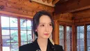 Dengan tampilan mata yang begitu bright, Yoona pulas blush coral tipis dan lip gloss yang natural [@yoona_lim]