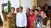 Presiden Jokowi berfoto bersama para pimpinan organisasi buruh di Istana Kepresiden Jakarta. (Liputan6.com/Biro Pers-Setpres)