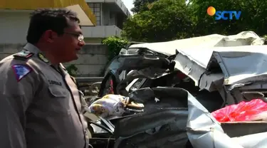 Minibus yang melaju kencang dari arah Jakarta menabrak truk bermuatan semen di Tol Palimanan.