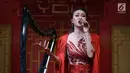 Penampilan Harpist Angela July saat pembukaan event Imlek "Lucky New Year, Lucky You" di salah satu pusat perbelanjaan di Jakarta, Jumat (2/2). (Liputan6.com/Arya Manggala)