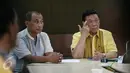 Ketum Partai Golkar hasil Munas Ancol, Agung Laksono mengikuti konpers di kediamannya, Jakarta, Jumat (22/1). Agung Laksono meminta kader Golkar fokus pada pelaksanaan musyawarah nasional yang akan digelar oleh tim transisi . (Liputan6.com/Faizal Fanani)