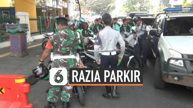 Razia parkir di kawasan Gondangdia membuat kaget pengemudi ojek online (ojol) seorang pengemudi ojol terjatuh saat akan menghindari razia. Seorang pengendara ribut dengan anggota TNI karena motornya dirazia.