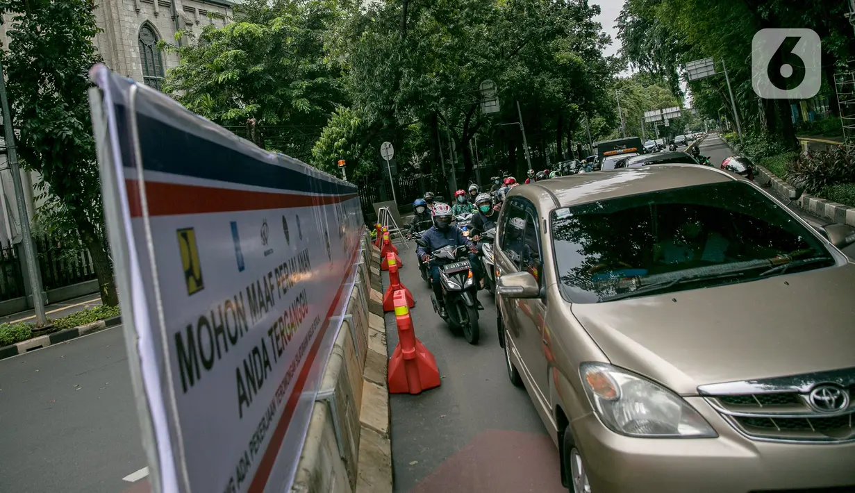 Suasana lalu lintas di kawasan Lapangan Banteng, Jakarta, Rabu (21/1/2021). Jalan Katedral akan ditutup selama proyek pembangunan terowongan silaturahmi Masjid Istiqlal-Gereja Katedral pada 20 Januari-31 Maret 2021. (Liputan6.com/Faizal Fanani)