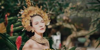 Luna Maya baru-baru ini mengunggah beberapa foto dirinya mengenakan busa adat Bali di akun Instagramnya. (Instagram/lunamaya)
