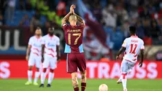 Gelandang Slovakia Trabzonspor Marek Hamsik (Tengah) merayakan gol pertama timnya saat pertandingan grup H Liga Eropa UEFA melawan FK Crvena zvezda di Stadion Medical Park, 15 September 2022. Mantan kapten Slovakia, Marek Hamsik mengumumkan pada hari Kamis (1/6/2023) bahwa ia akan pensiun pada akhir musim bersama tim Liga Turki, Trabzonspor. (Ozan KOSE/AFP)