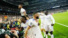 Real Madrid sukses memastikan diri lolos ke Final Liga Champions 2021/2022.Los Blancos meraih epic comeback melawan Manchester City dengan menundukkan wakil Inggris itu dengan skor 3-1. (AP/Manu Fernandez)