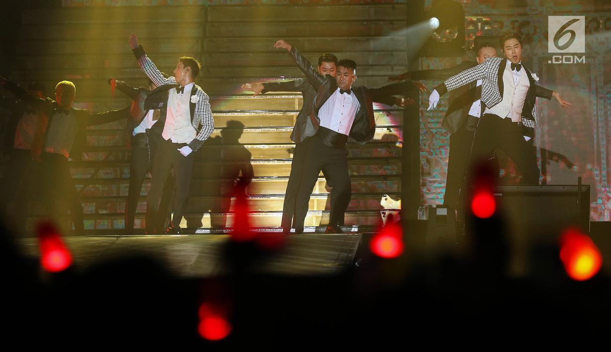 TVXQ tampil menghibur penonton saat konser perdana bertajuk Circle di ICE BSD, Tangerang, Sabtu (31/8/2019). Boyband TVXQ dengan personel Shim Changmin dan U-Know Yunho membawakan 20 lagu dihadapan penggemarnya yang akrab disapa Cassiopeia. (Liputan6.com/Fery Pradolo)