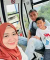 Rumah tangga Okie Agustina dan Gunawan Dwi Cahyo resmi cerai sekitar seminggu lalu. Meski tak lagi sebagai suami istri, pasangan ini kompak bersama demi sang buah hati. Berikut momen keduanya menemani sang buah hati liburan. [Instagram/okieagustina_]