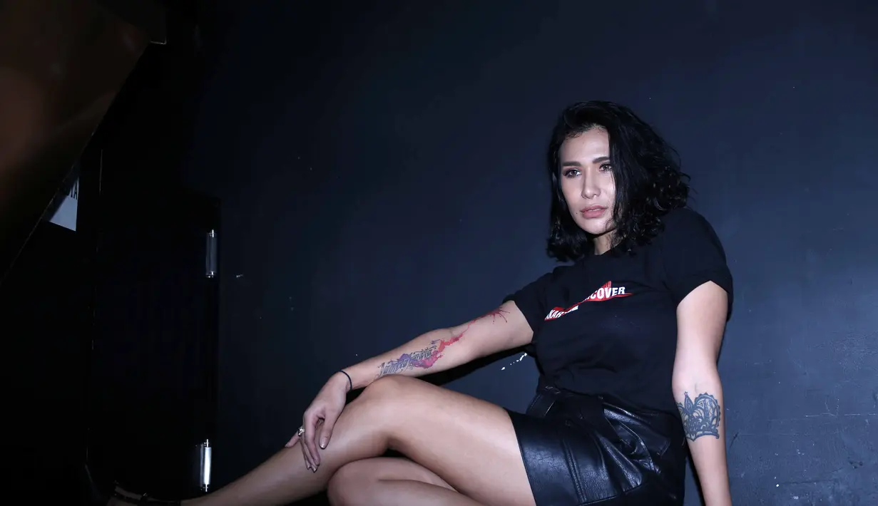 Lantaran penghasilan sebagai model tidak mencukupi, Tiara Eve yang berperan sebagi Laura mencari pekerjaan sampingan. Ia lantas menjadi Perempuan Tuna Susila alias PSK kalangan atas. (Nurwahyunan/Bintang.com)