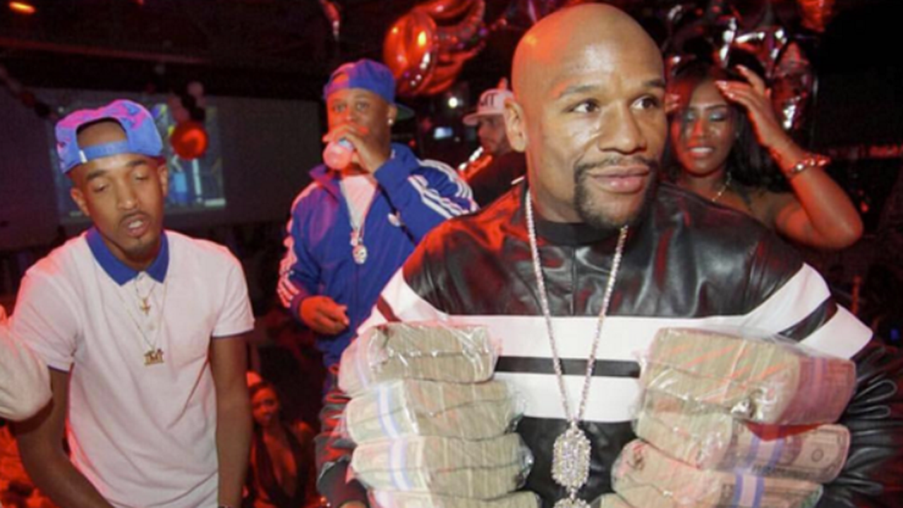 Mayweather Bawa 2 Tumpukan Uang ke Klub Malam 