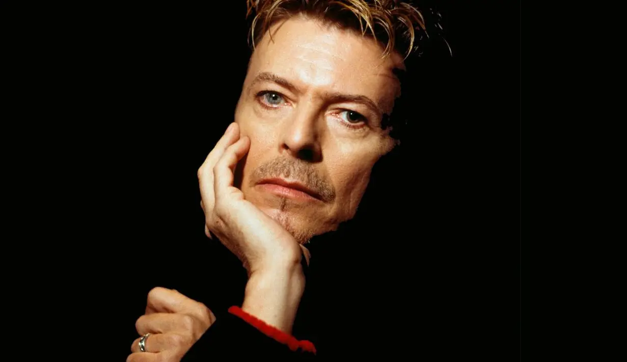 Ingin mengingat apa saja yang sudah kalia lalui di momen Valentine? Kamu bisa dengarkan lagi Valentine's Day milik David Bowie. (Daily Mirror)