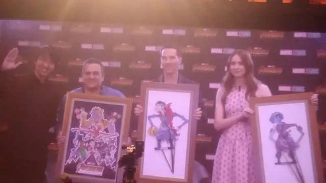 Benedict Cumberbatch, Joe Russo, dan Karen Gillan, bersama dengan Is Yuniarto (Liputan6.com/Ratnaning Asih)