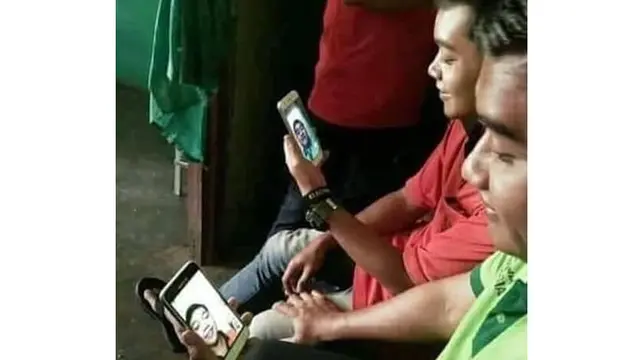 Potret Kocak Orang Indonesia Saat Pakai Ponsel