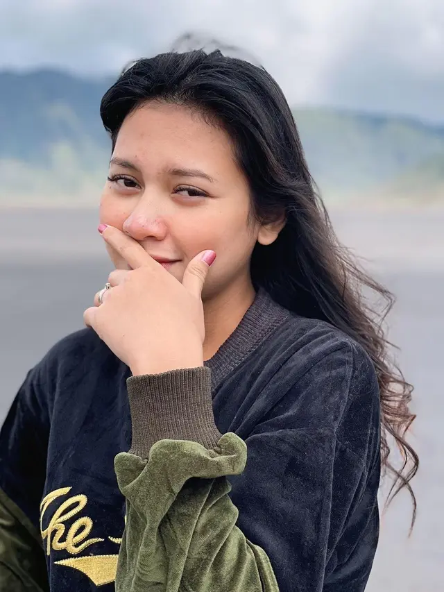 6 Potret Indah Permatasari dan Arie Kriting Ke Bromo, Syuting Film Kejar Mimpi, Gaspol!