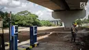 Aktivitas pekerja di lahan yang dijadikan park and ride untuk stasiun MRT (Moda Raya Terpadu) Lebak Bulus, Jakarta, Selasa (20/3). Park and ride stasiun Lebak Bulus dibangun di eks lahan Polri yang berada di Jalan Ciputat Raya (Liputan6.com/Faizal Fanani)