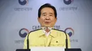 Perdana Menteri Korea Selatan Chung Sye-kyun saat konferensi pers di Seoul, Korea Selatan, Selasa (18/8/2020). Korea Selatan akan melarang pertemuan publik besar dan menutup gereja serta tempat hiburan malam menyusul lonjakan mengkhawatirkan dalam kasus COVID-19. (Kim Seung-doo/Yonhap via AP)
